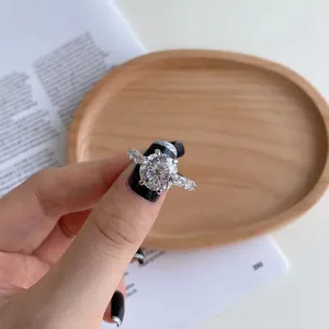 Primer plano de un anillo de plata esterlina 925 con circonita redonda de 5 quilates