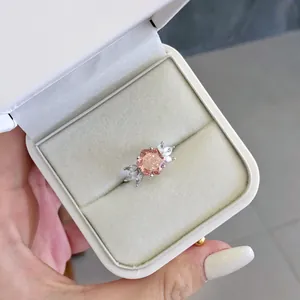 Détail d'une bague élégante en argent 925 avec un zircon rose dans son écrin blanc