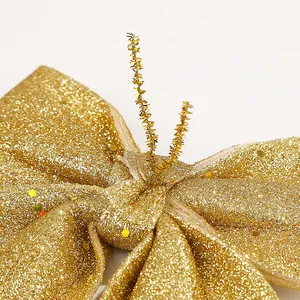 Primer plano macro de un gran lazo de Navidad dorado brillante para decorar el árbol