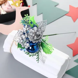 Tige décorative de Noël avec pomme de pin argentée et boule de Noël bleue brillante