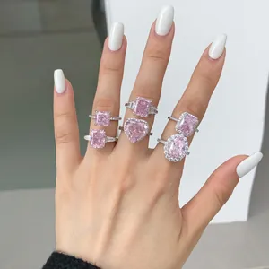 Bagues en argent S925 avec de grosses pierres de zircon rose portées sur une main.