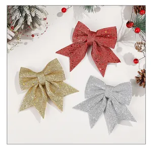 Set van drie glinsterende kerststrikken in rood goud en zilver voor boomdecoratie