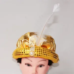 Dettaglio cappello di Aladino con paillettes dorate, piuma bianca e perla