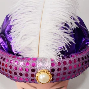 Primo piano del turbante viola di Aladino con piuma bianca e paillettes rosa per Halloween.