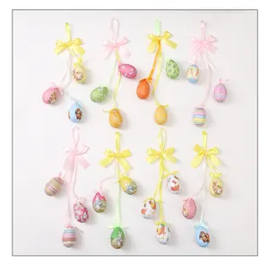 Œufs de Pâques colorés en mousse avec motifs de lapin et rubans pour décoration festive