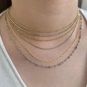 Primer plano de elegantes collares multicapa de plata de ley S925 en oro y plata