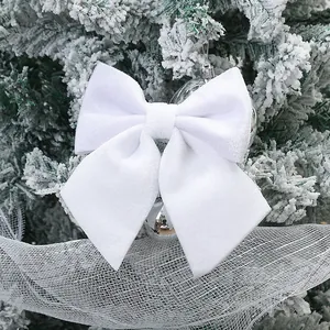 Elegante witte fluwelen kerststrik hangende decoratie voor kerstboomversiering en feestdagen