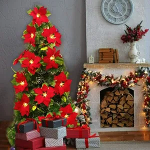 Festliche Poinsettia Blumen LED-Lichterkette dekoriert einen klassischen Weihnachtsbaum