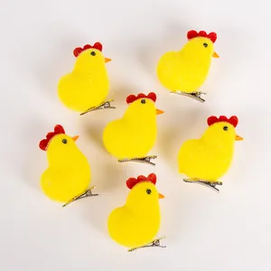 Set van 6 gele pluizige paaskuikens met metalen clips voor feestelijke decoratie.
