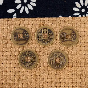 Set van vijf oude Chinese koperen munten replica's op een natuurlijke jute ondergrond