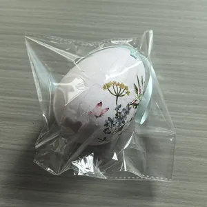 Primer plano de un huevo de Pascua con diseño floral en bolsa de plástico.