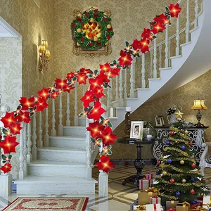 Lebendige 2 m 20 LED rote Weihnachtsstern Girlande mit roten Beeren auf einer weißen Treppe