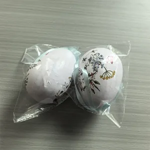 Vista detallada de dos huevos de Pascua de espuma floral en bolsas de plástico.