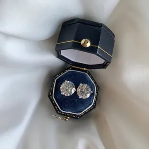 Detailweergave van sterling zilveren oorknopjes met zirkonia in een luxe juwelendoos