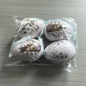 Vista detallada de cuatro huevos de Pascua con patrones de conejos en empaque transparente