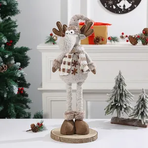 Detailansicht einer gestrickten Plüsch-Weihnachtsrentier-Puppe mit langen Beinen im Raum