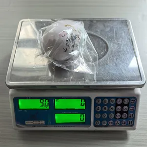 Huevo de Pascua decorativo floral en una báscula digital con un peso de 90 gramos
