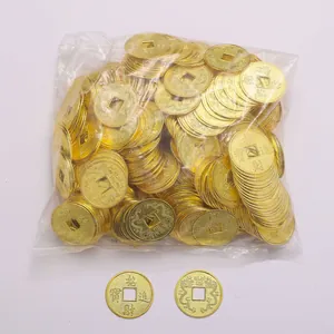 Vue détaillée de pièces d'or chinoises traditionnelles feng shui en emballage vrac