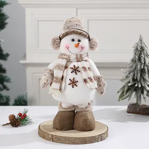 Detailansicht einer Plüsch-Weihnachtsschneemann-Puppe mit gestreiftem Schal und Hut