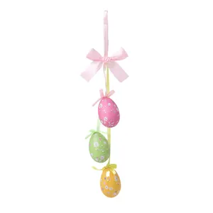 Suspension décorative d'œufs de Pâques avec trois œufs fleuris et rubans roses