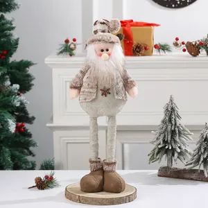 Stehende Weihnachts-Gnom-Plüschfigur mit langen Beinen in neutralen Tönen für Kamindekor