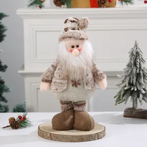 Detaillierte Nahaufnahme einer rustikalen Weihnachtsmann-Puppe auf einer Holzscheibe