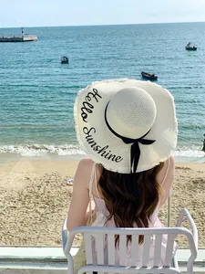 Κομψό ψάθινο καπέλο με πλατύ γείσο και κέντημα Hello Sunshine για την παραλία
