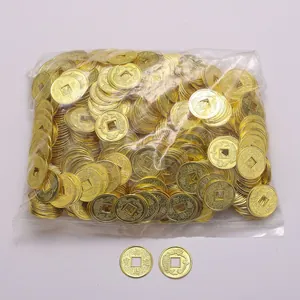 Vue détaillée de pièces en alliage doré avec des caractères chinois porte-bonheur