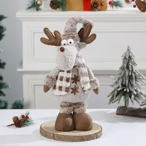 Nahaufnahme einer niedlichen gestrickten Weihnachts-Rentierpuppe mit Schneeflockenschal