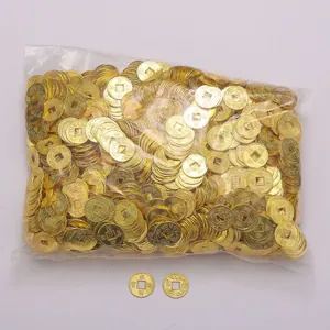 Lot de pièces Feng Shui en alliage doré avec des caractères traditionnels chinois.