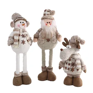 Drei Weihnachts-Plüschfiguren: Weihnachtsmann, Schneemann, Rentier mit Teleskopbeinen
