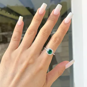 Dettaglio di un elegante anello in argento S925 verde smeraldo su una mano curata