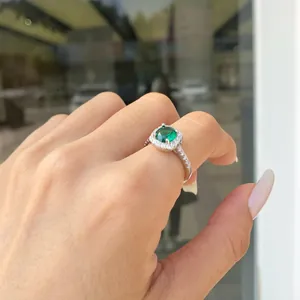 Dettaglio dell'anello in argento sterling S925 con scintillante zircone verde smeraldo