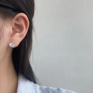 Detailweergave van een S925 sterling zilveren zirkonia oorknop op het modeloor