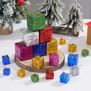 Detailansicht der bunten Laser-Weihnachtsgeschenkboxen mit glänzendem Finish