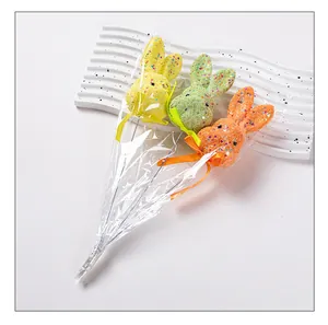 Dettaglio di bastoncini con coniglietti di Pasqua in schiuma glitterata