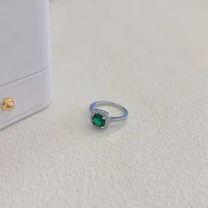 Vista dettagliata di un anello vintage in argento sterling con zircone verde smeraldo