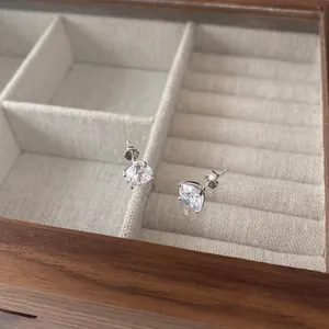 Detailopname van S925 sterling zilveren oorknopjes met fonkelende witte zirkonia