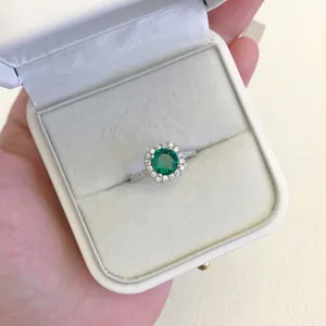 Dettaglio macro di un anello in argento S925 con una gemma verde smeraldo lucente