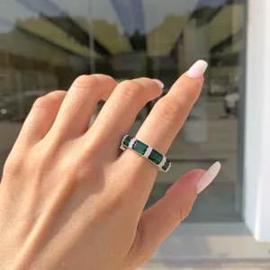 Primo piano dettagliato di un anello in argento S925 con zirconi verde smeraldo vibranti