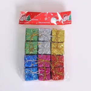 12er-Pack bunte Laser-Weihnachtsgeschenkbox-Ornamente in einer Klarsichtverpackung
