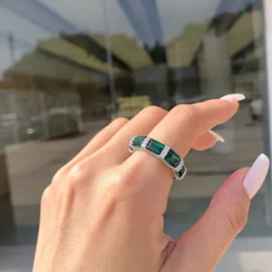 Vista dettagliata di un anello vintage in argento S925 con zirconi verde smeraldo