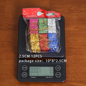 12 bunte Mini-Laser-Weihnachtsgeschenkboxen auf einer digitalen Waage gezeigt.