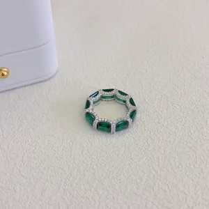 Vista macro di un anello vintage in argento S925 con pietre di zirconia verde smeraldo.