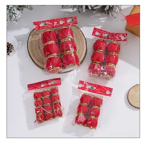 Vista detallada de pequeños tambores de Navidad rojos para el árbol decoraciones