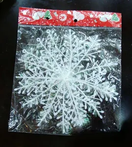 Vista dettagliata di tre fiocchi di neve in plastica bianca in confezione natalizia festiva