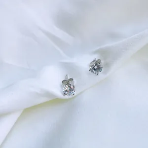 Detail van S925 sterling zilveren oorknopjes met heldere ronde zirkonia steentjes.