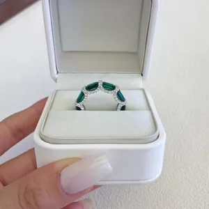 Vista dettagliata di un anello in argento sterling S925 con pietre verde smeraldo e zirconi