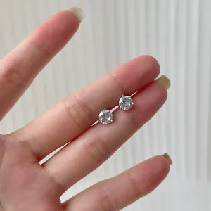 Gedetailleerde opname van sprankelende S925 sterling zilveren zirkonia oorknopjes