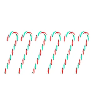 Zes decoratieve plastic kerstzuurstokken met rode, witte en groene spiraalvormige strepen.